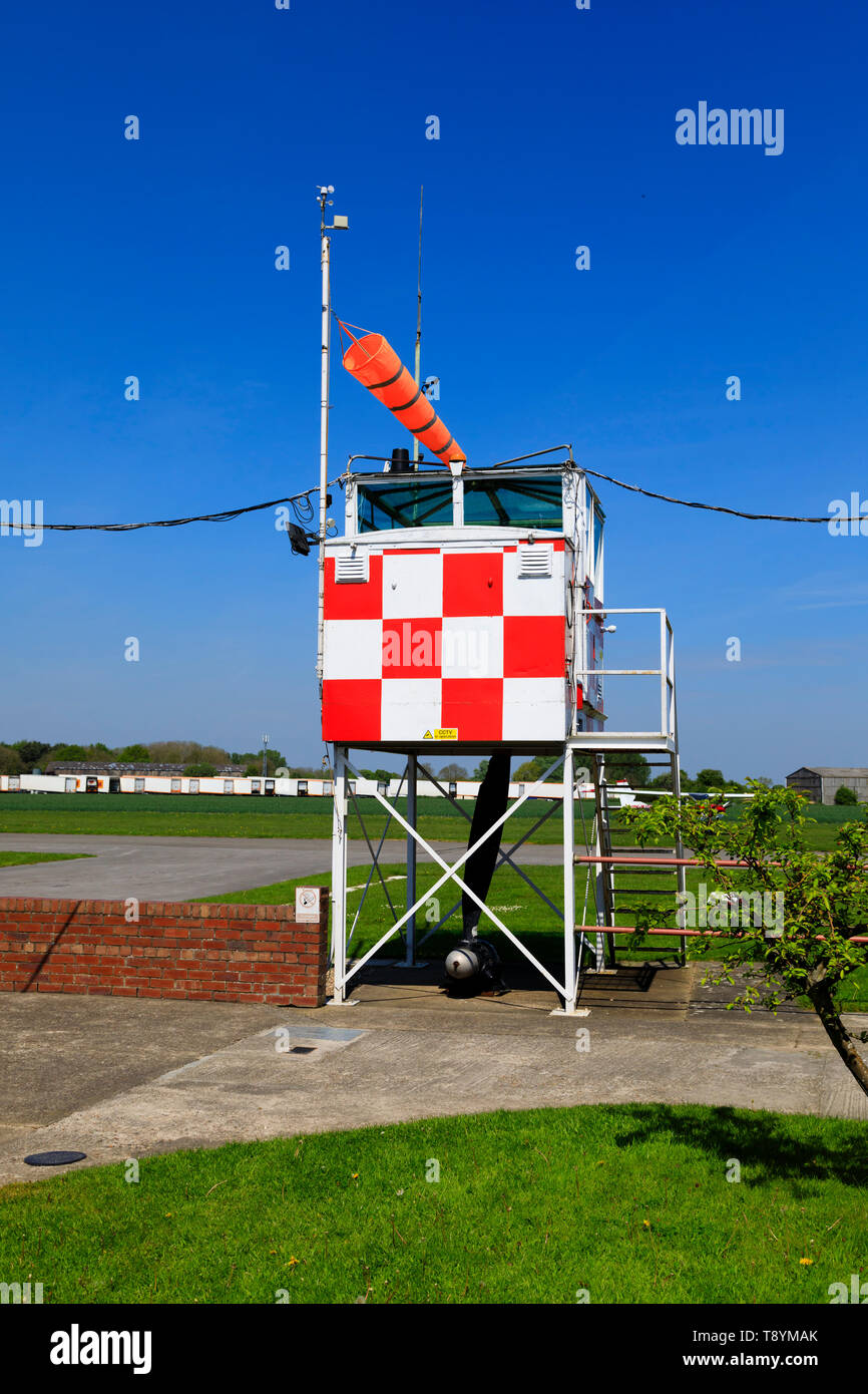 Torre di controllo e la manica a vento presso l'ex RAF Breighton airfield in East Riding of Yorkshire. Home al Lincoln Aero Club e il vero aereo Foto Stock