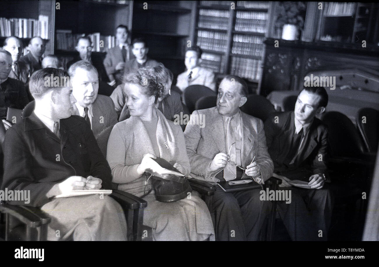 Degli anni Cinquanta, foto storiche che mostra la gente seduta all'interno di frequentare un town meeting del Consiglio, Inghilterra, Regno Unito. Foto Stock