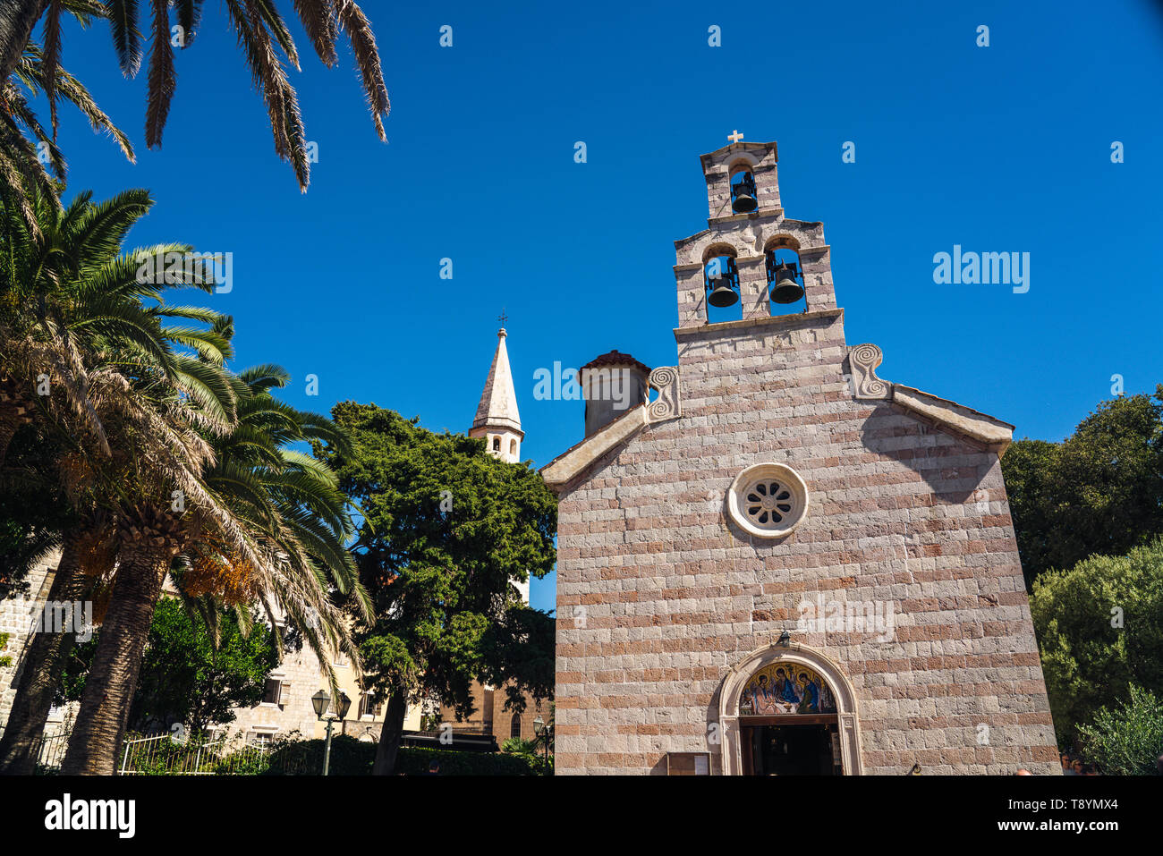 Budva è una città in Montenegro sul Mare Adriatico. Parte della Riviera di Budva, è conosciuto per le spiagge sabbiose e la vita notturna. Muri di pietra costruiti dal Ven Foto Stock