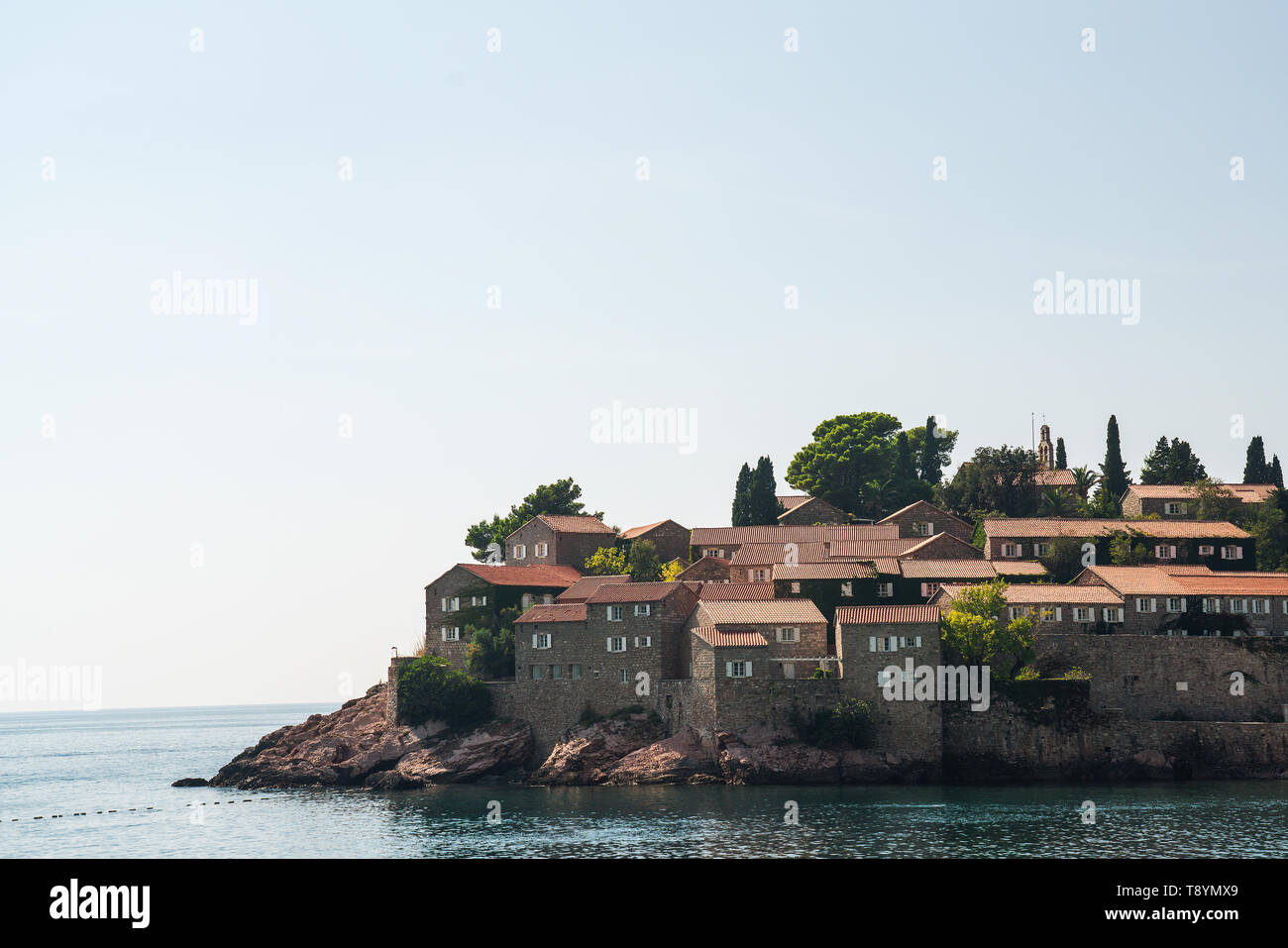 Sveti Stefan è un piccolo isolotto e hotel 5 stelle resort sulla costa adriatica del Montenegro, a circa 6 chilometri a sud est di Budva. Il resort i Foto Stock