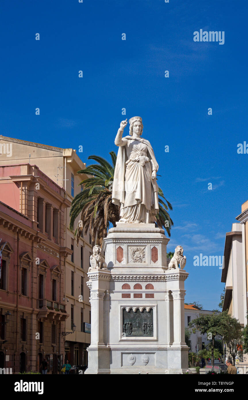 Statua di Eleonora di Arborea, Piazza Eleonora d'Arborea, Oristano, Sardegna, Italia Foto Stock