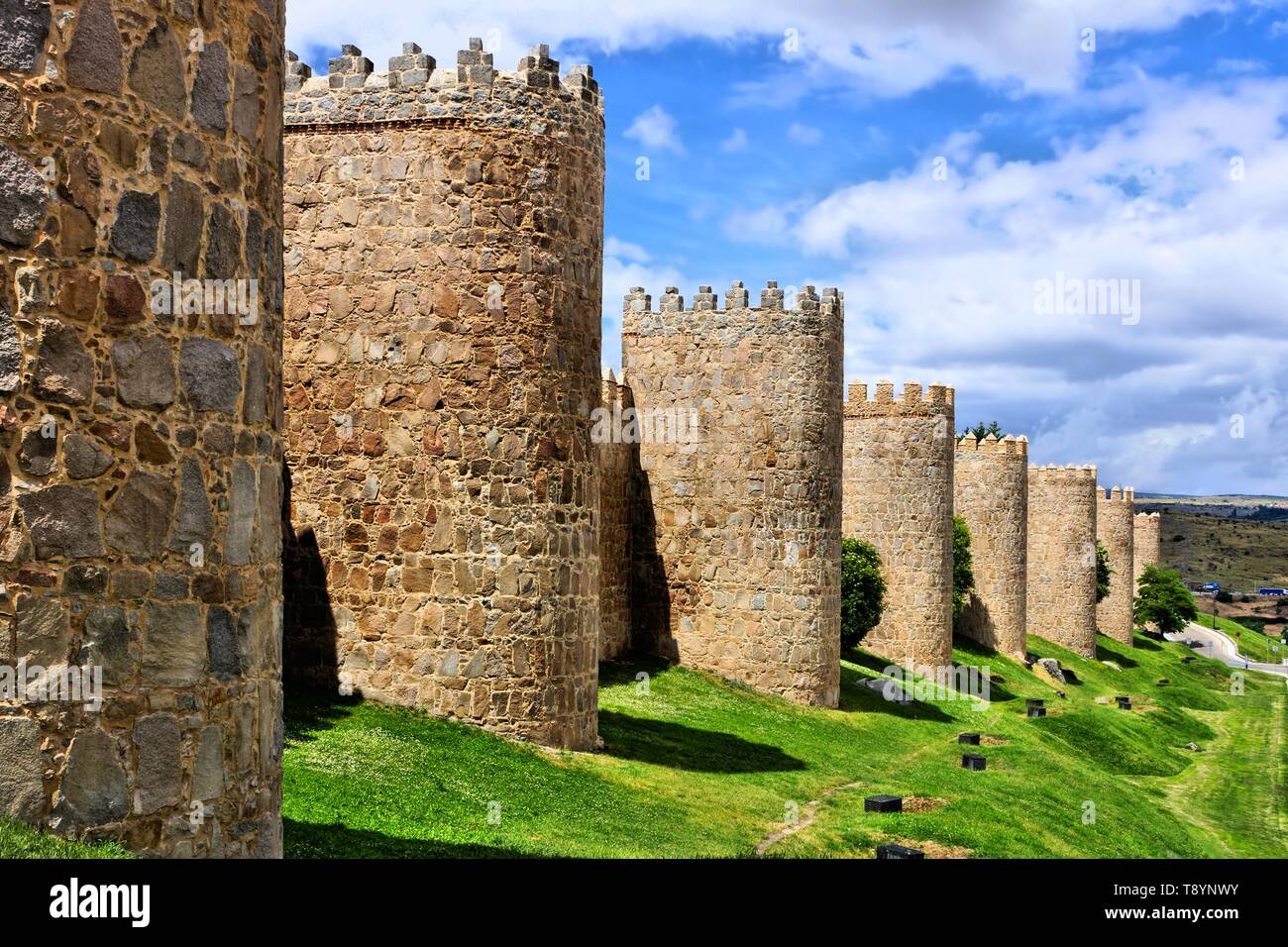 Possenti mura medievali e le torri che circondano la città vecchia di Avila, Spagna Foto Stock