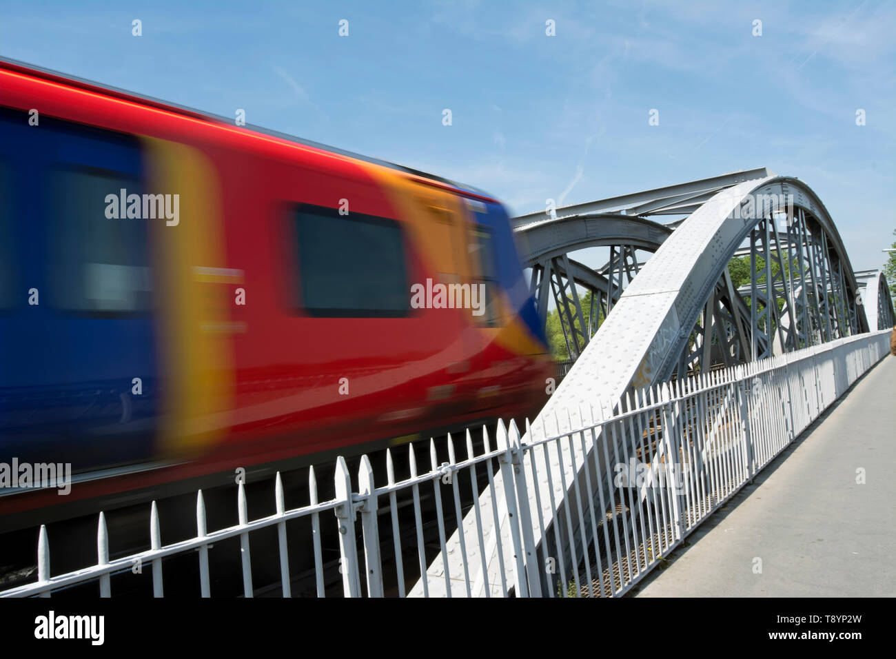 A South Western Railway treno attraversa Barnes, ponte sul fiume Tamigi nel sud-ovest di Londra, come si entra nella stazione di barnes Foto Stock
