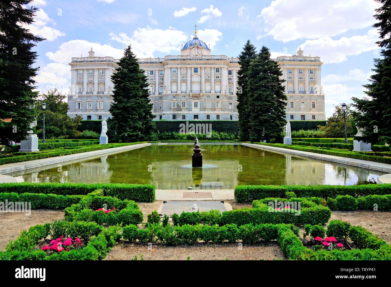 Vista del Palazzo Reale di Madrid attraverso i giardini, Spagna Foto Stock