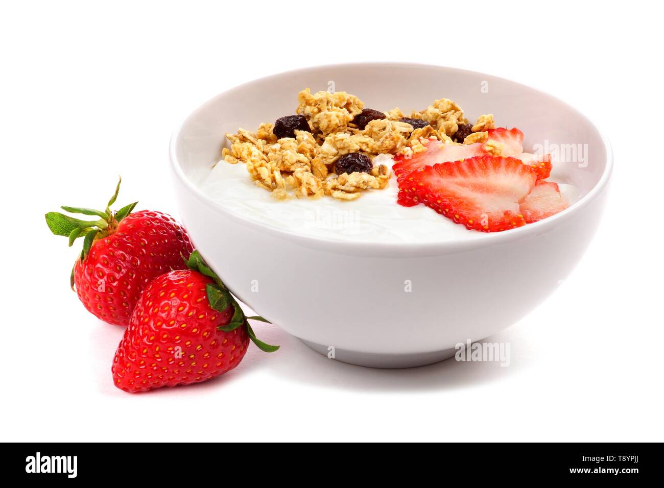 Yogurt con fragole e muesli in una ciotola bianco. Vista laterale, con frutti di bosco isolato su uno sfondo bianco. Foto Stock