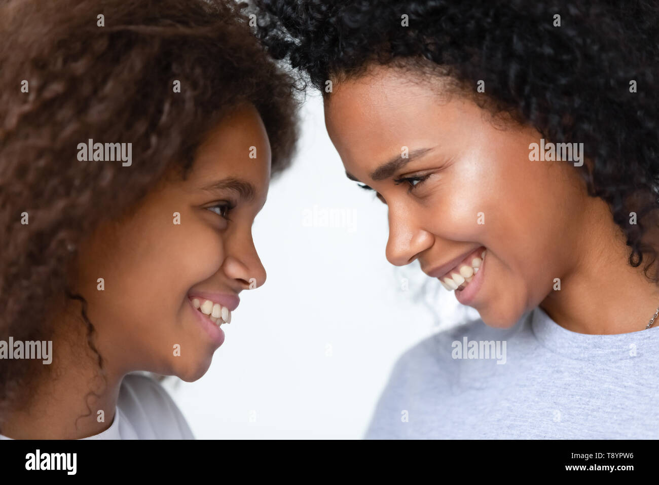 Close up americano africano madre e figlia teenager godendo momento Foto Stock