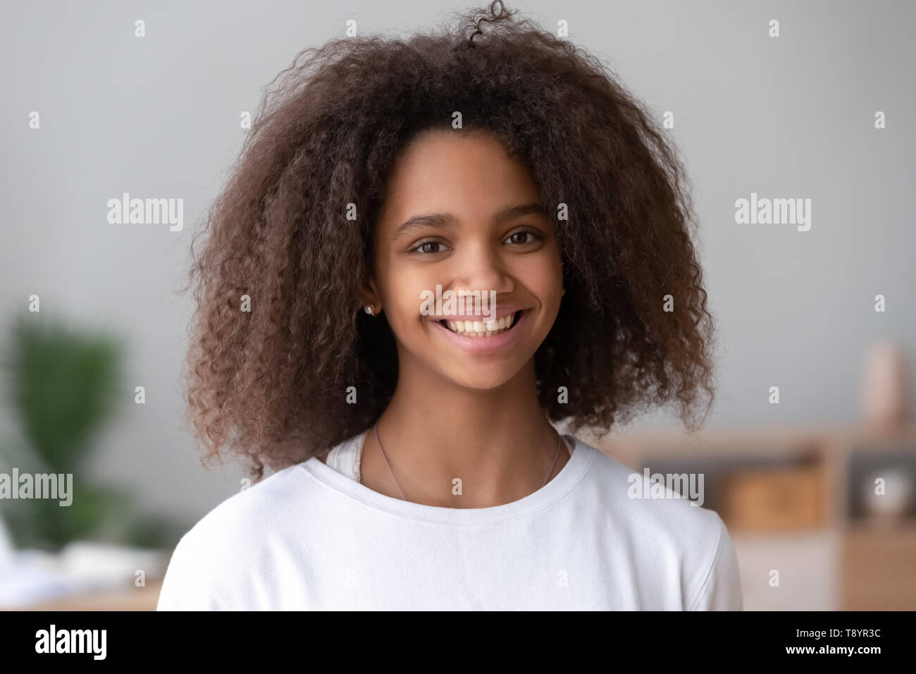 Colpo alla testa ritratto di sorridere americano africano ragazza adolescente Foto Stock