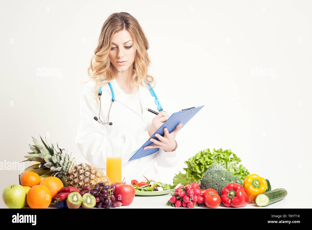 Un nutrizionista medico donna. Isolato su withe Foto Stock