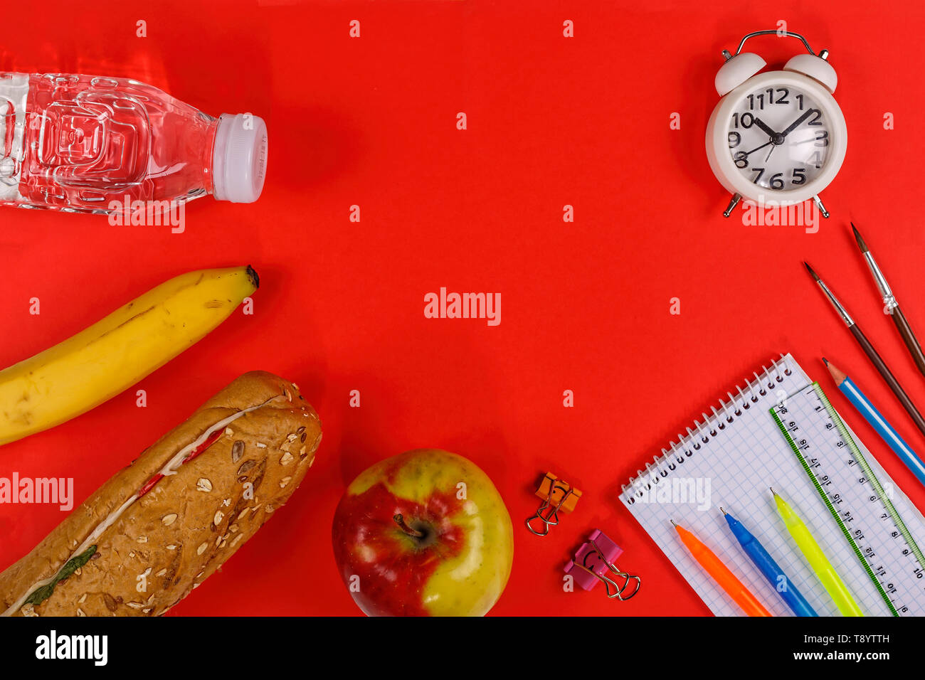 Un sano, scuola cibo, ciabatta, nutrizione, acqua pura, un panino, un apple Foto Stock