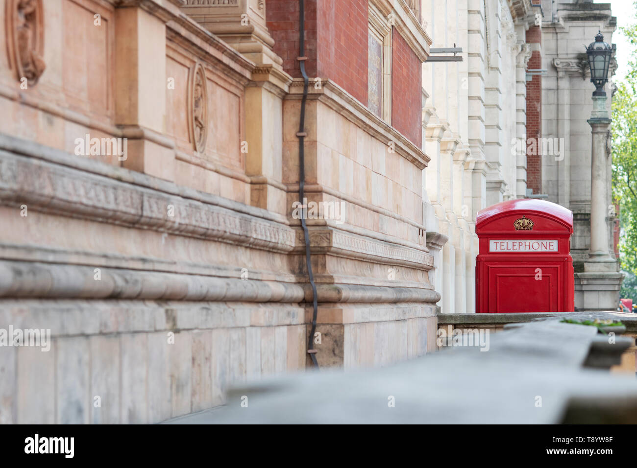 Telefono rosso casella al di fuori del Henry Cole ala del Victoria and Albert Museum, Exhibition Road, South Kensington, Londra, Inghilterra Foto Stock