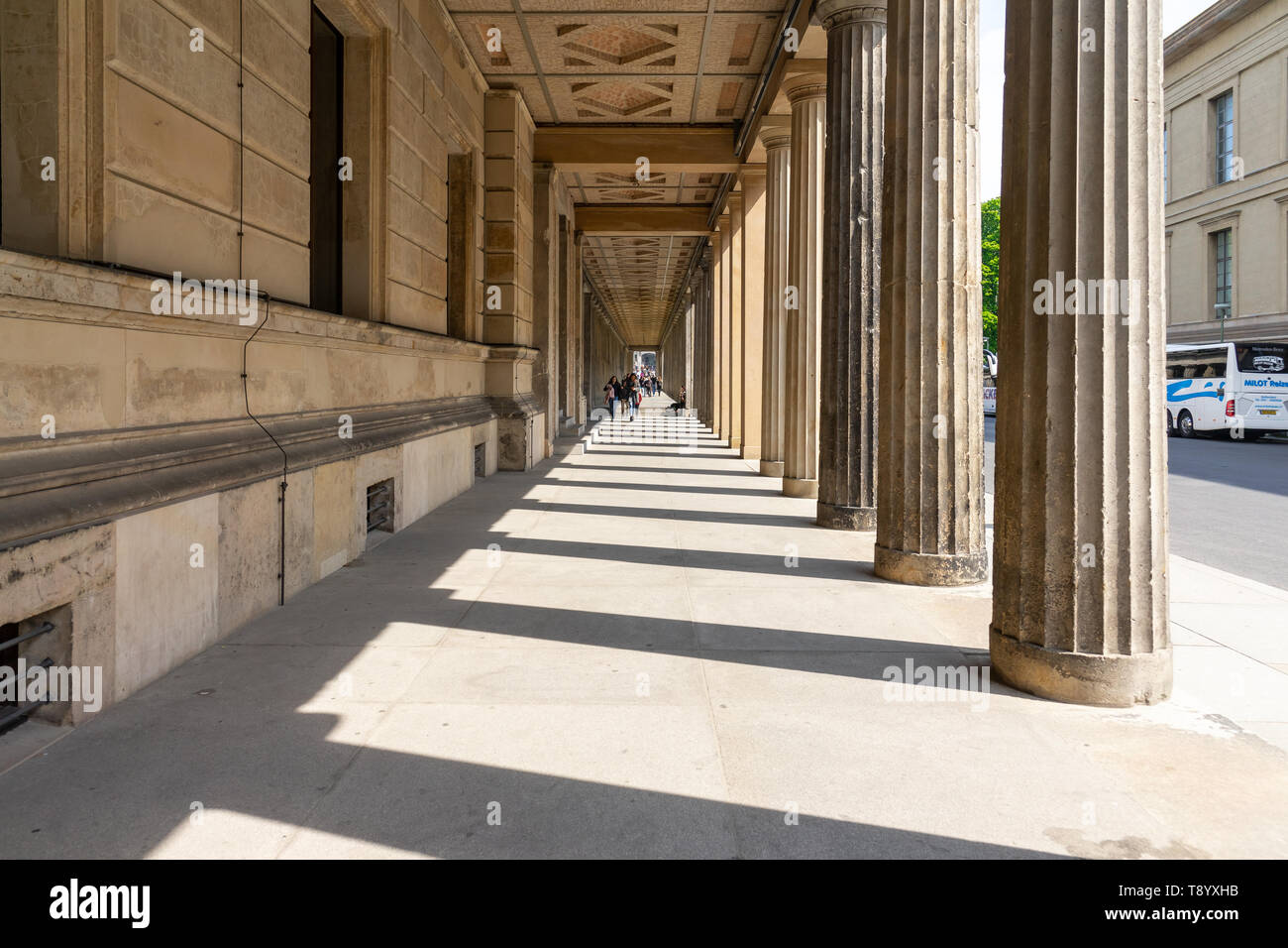 Berlino - Maggio 01, 2019: Le passerelle arcuata intorno a un cortile la Alte Nationalgalerie (vecchia galleria nazionale). Foto Stock