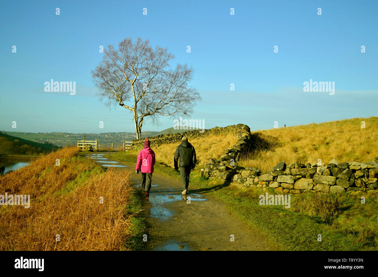 Un paio di passeggiate nel Parco Nazionale di Peak District, sopra il Villaggio di Greenfield, su Saddleworth Moor Foto Stock