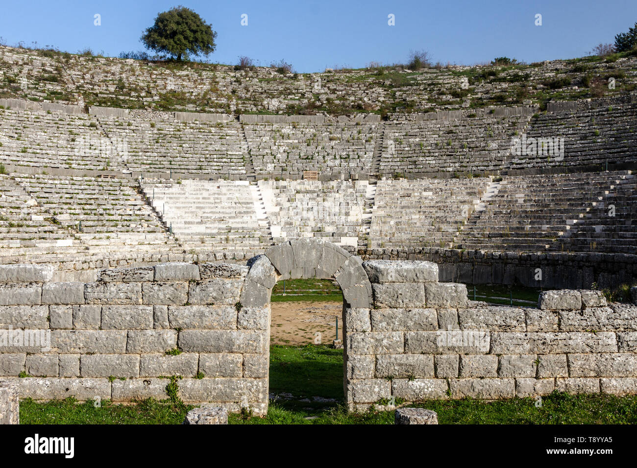 Dodoni teatro antico, uno dei più grandi e meglio conservati antichi teatri greci, situato nella regione Epiro, vicino alla città di Ioannina, Grecia, l'Europa. Foto Stock