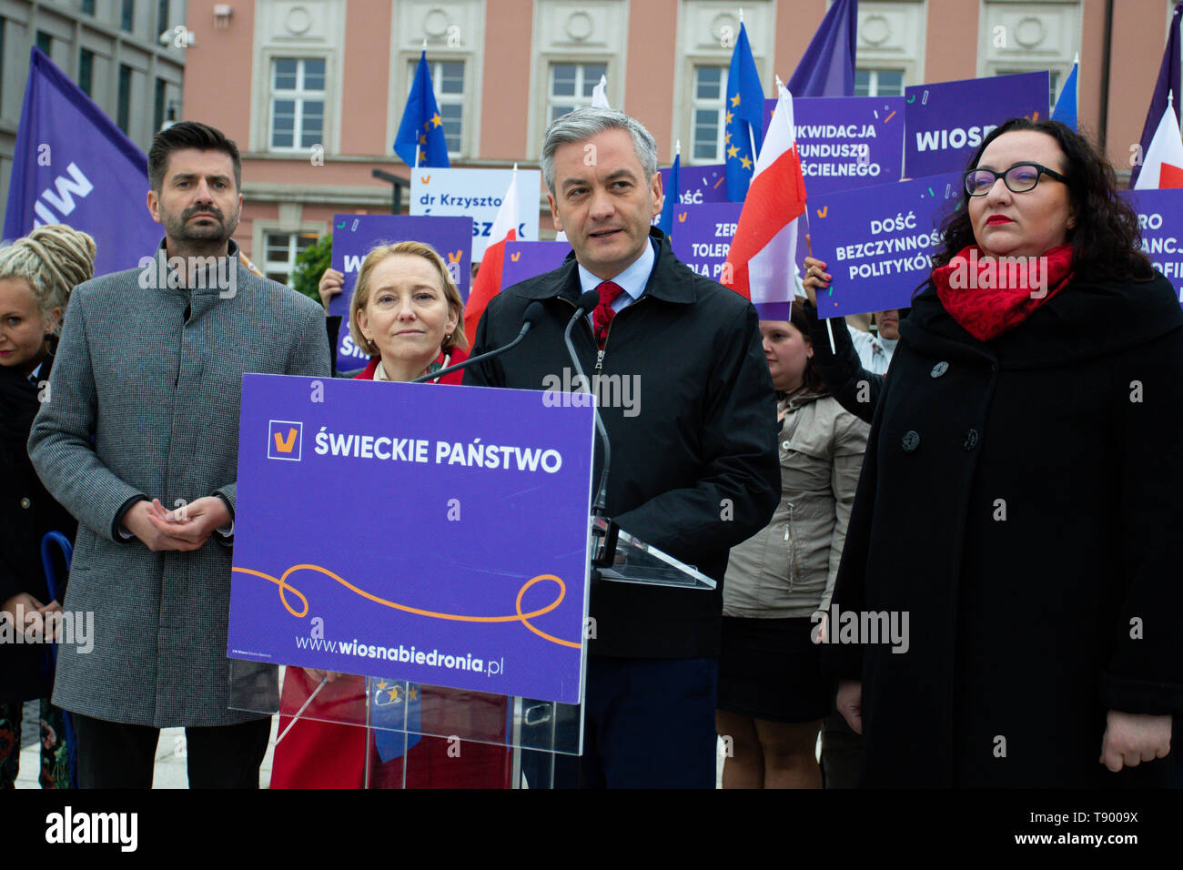 Wiosna leader del partito, Robert Biedron visto parlando durante una conferenza stampa. Conferenza stampa di leader di partito Wiosna (molla) Robert Biedron a Wroclaw per quanto riguarda la liquidazione di PiS partito dopo 4 anni di crollo nel governo locale della politica del governo. Foto Stock