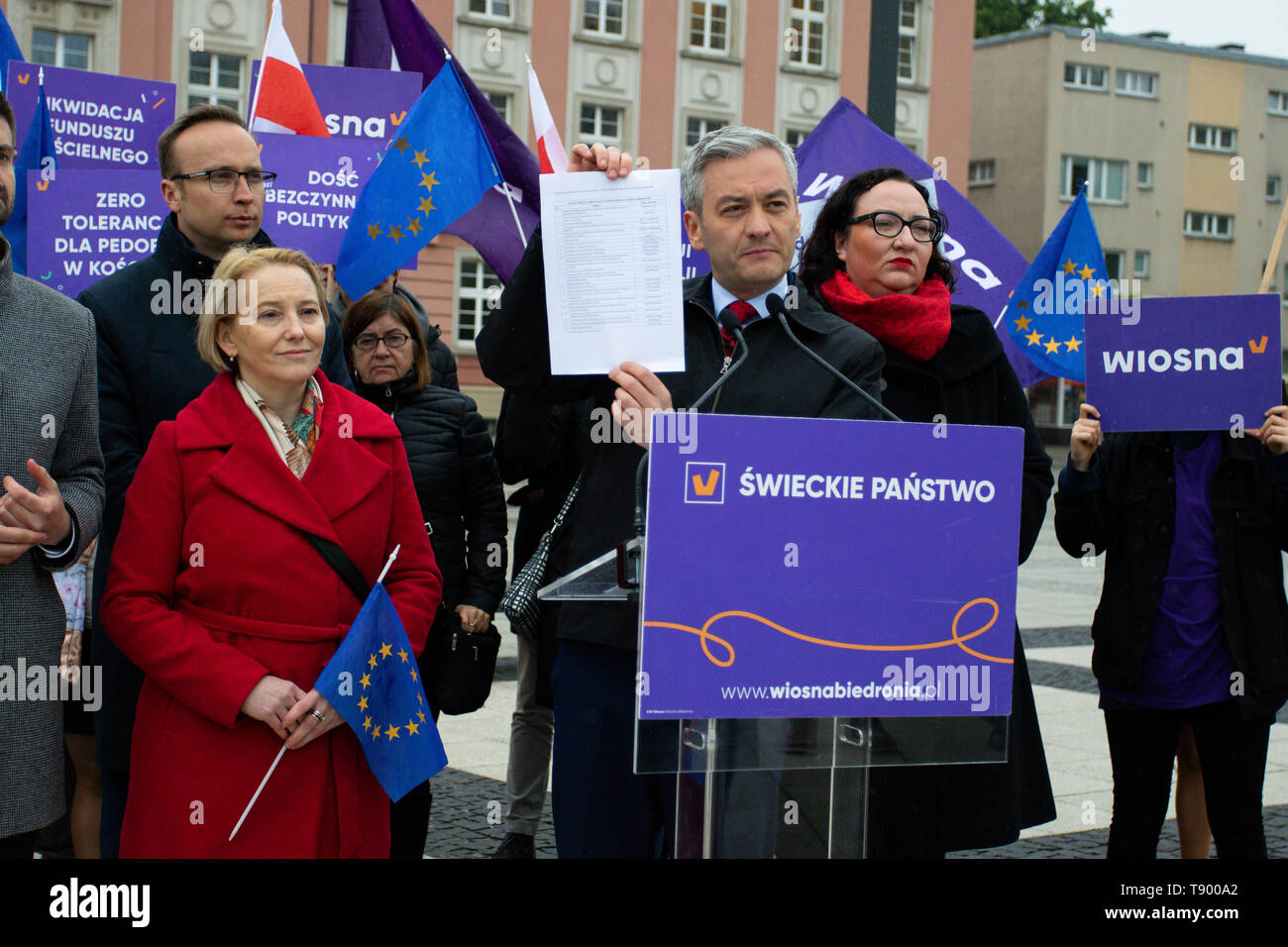 Wiosna leader del partito, Robert Biedron visto parlando durante una conferenza stampa. Conferenza stampa di leader di partito Wiosna (molla) Robert Biedron a Wroclaw per quanto riguarda la liquidazione di PiS partito dopo 4 anni di crollo nel governo locale della politica del governo. Foto Stock