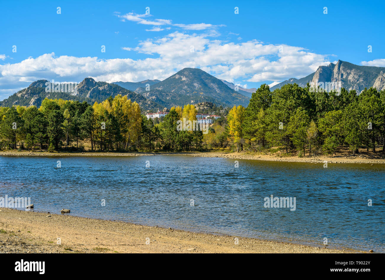 Lago Estes - un autunno vista lago Estes, con la Stanley Hotel e Montagne Rocciose in background, Estes Park, COLORADO, Stati Uniti d'America. Foto Stock