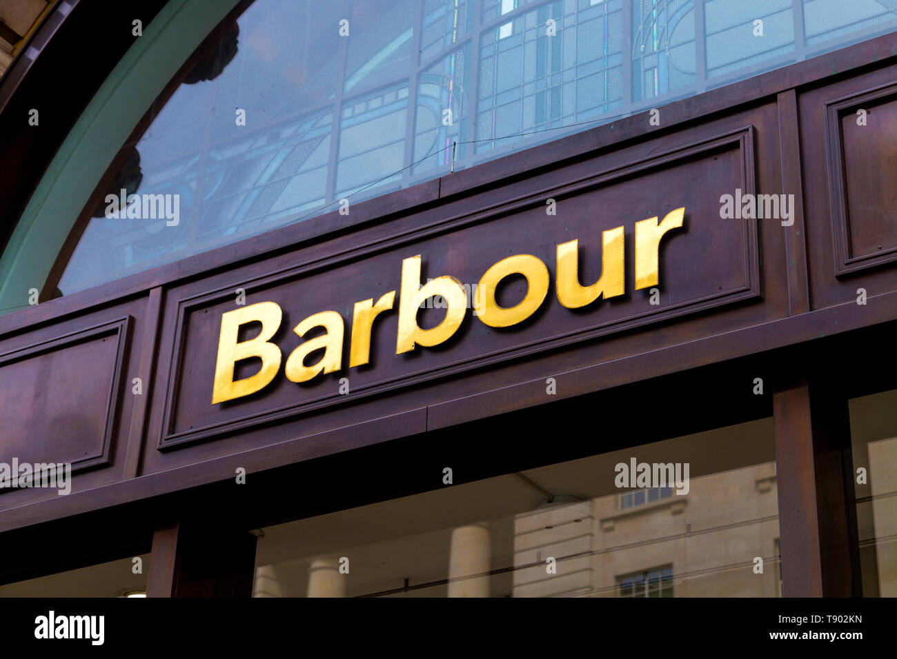 Il logo di Barbour marchio di moda sulla facciata di Regent Street negozio  di Londra, Regno Unito Foto stock - Alamy
