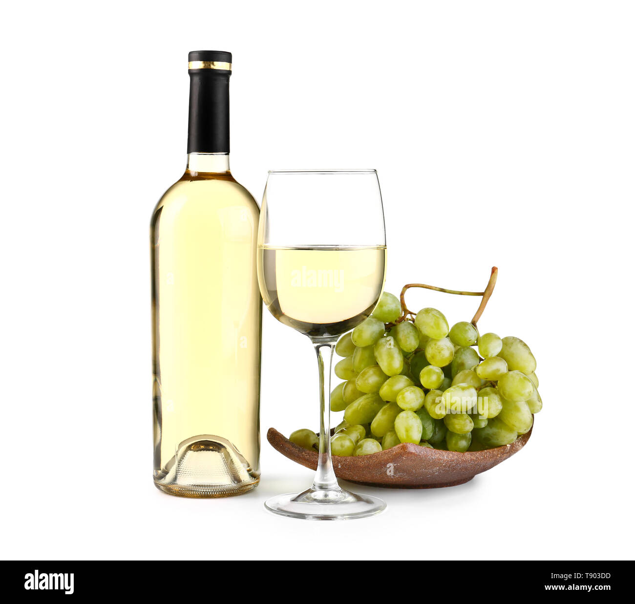 Composizione con gustoso vino e uva fresca su sfondo bianco Foto Stock