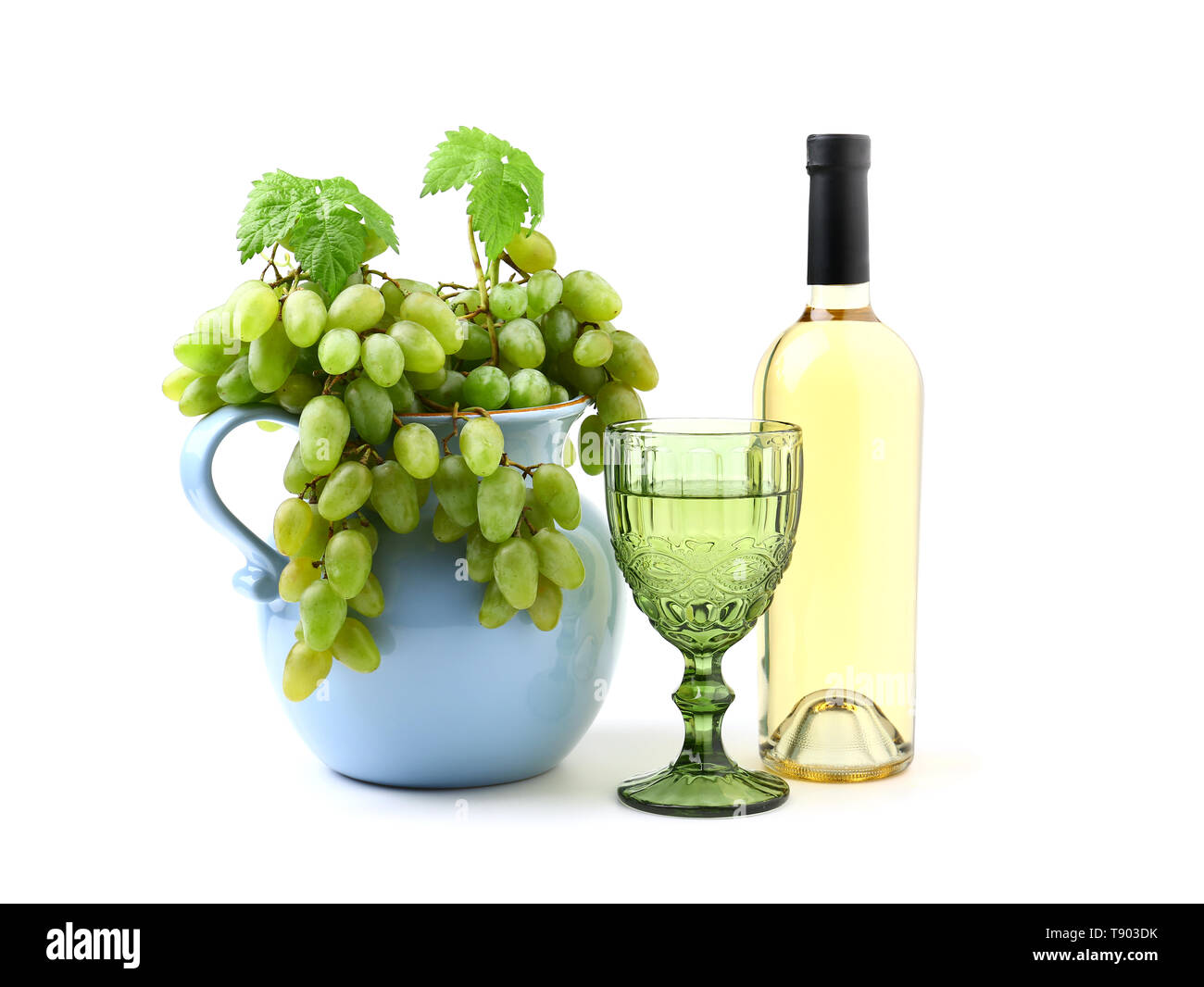 Composizione con gustoso vino e uva fresca su sfondo bianco Foto Stock