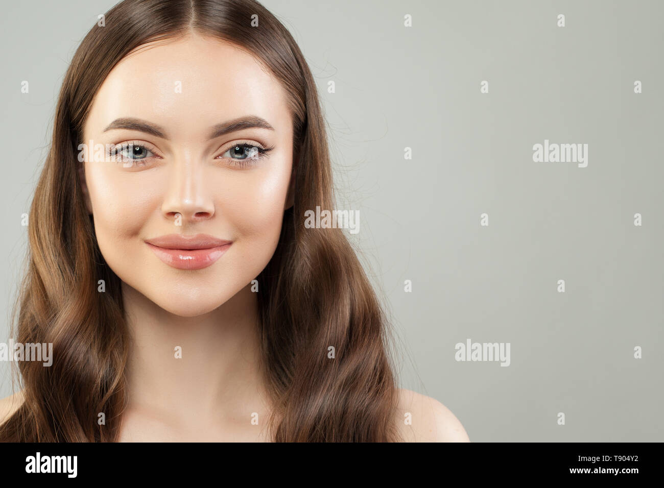 Bella donna faccia. Bellissimo modello femminile faccia con pelle chiara e sana capelli castani close up Foto Stock