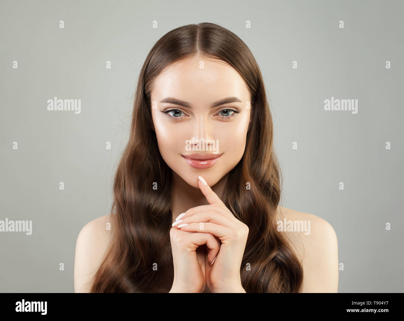 Carino giovane donna modello con capelli sani e pelle chiara. Bella faccia. Ragazza sorridente Foto Stock