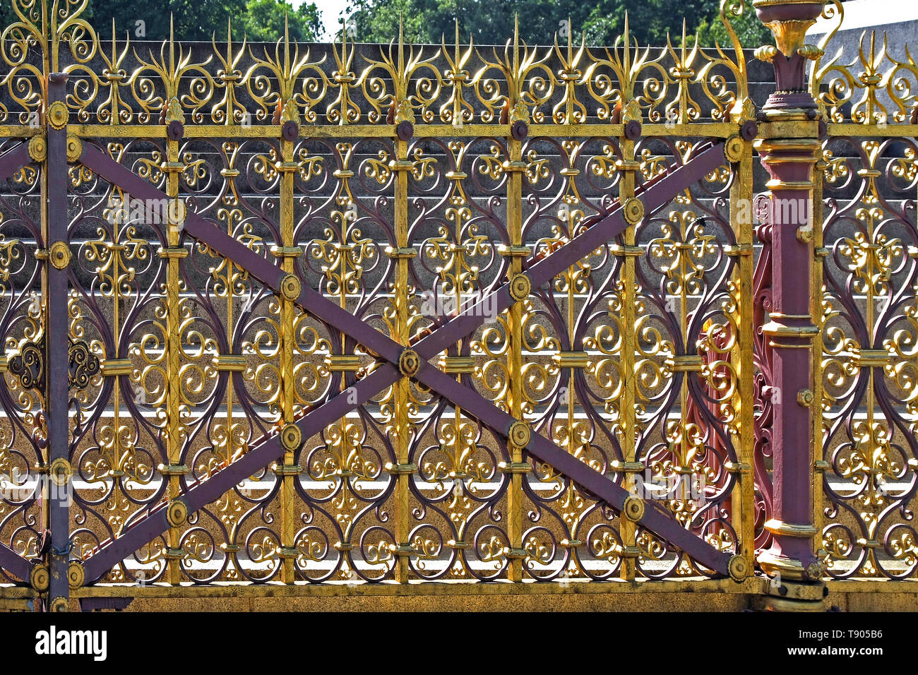 Golden decorativo recinto intorno a Prince Albert Memorial a Londra Foto Stock