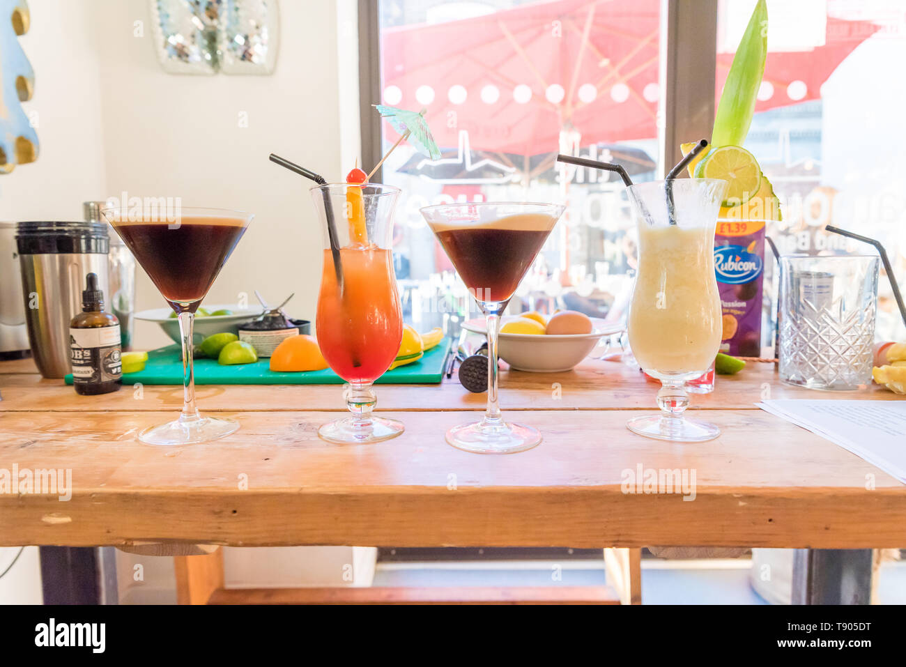 Cocktail, la realizzazione di Foto Stock