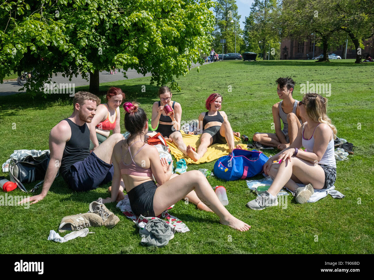 Gli studenti dal bordo dell'antenna Circus Scuola godere di un picnic al sole a Glasgow il Kelvingrove Park come il caldo continua. Foto Stock