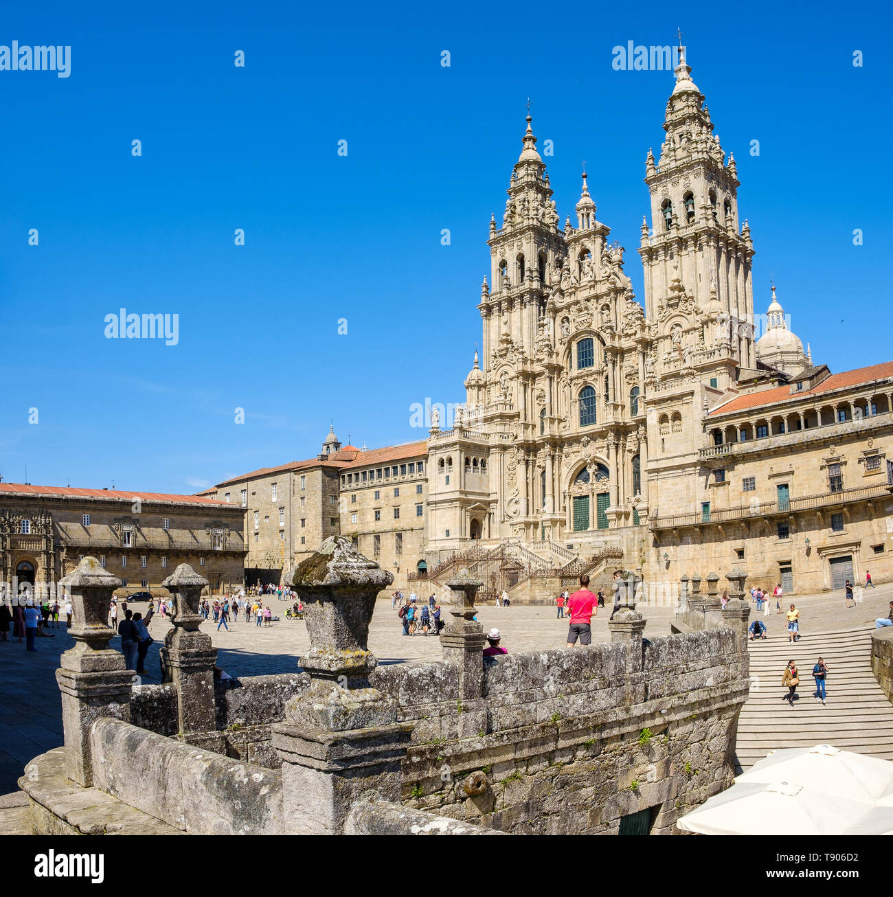 Santiago de Compostela , Spagna - 12 Maggio 2019: turisti e pellegrini a vagare per le strade dove magnifici edifici sono situati nello storico spagnolo Foto Stock