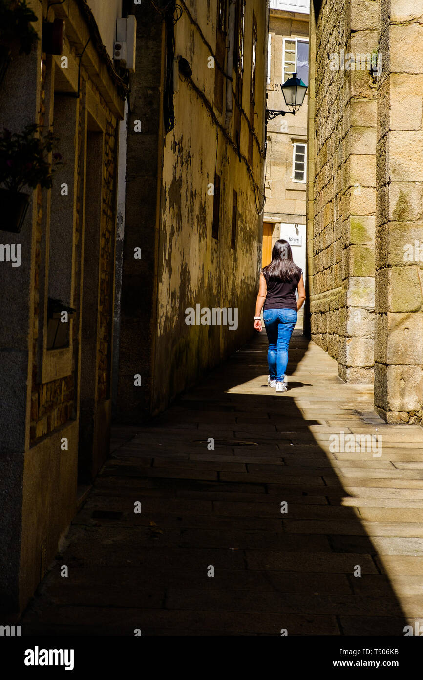 Santiago de Compostela , Spagna - 12 Maggio 2019: turisti e pellegrini a vagare per le strade dove magnifici edifici sono situati nello storico spagnolo Foto Stock