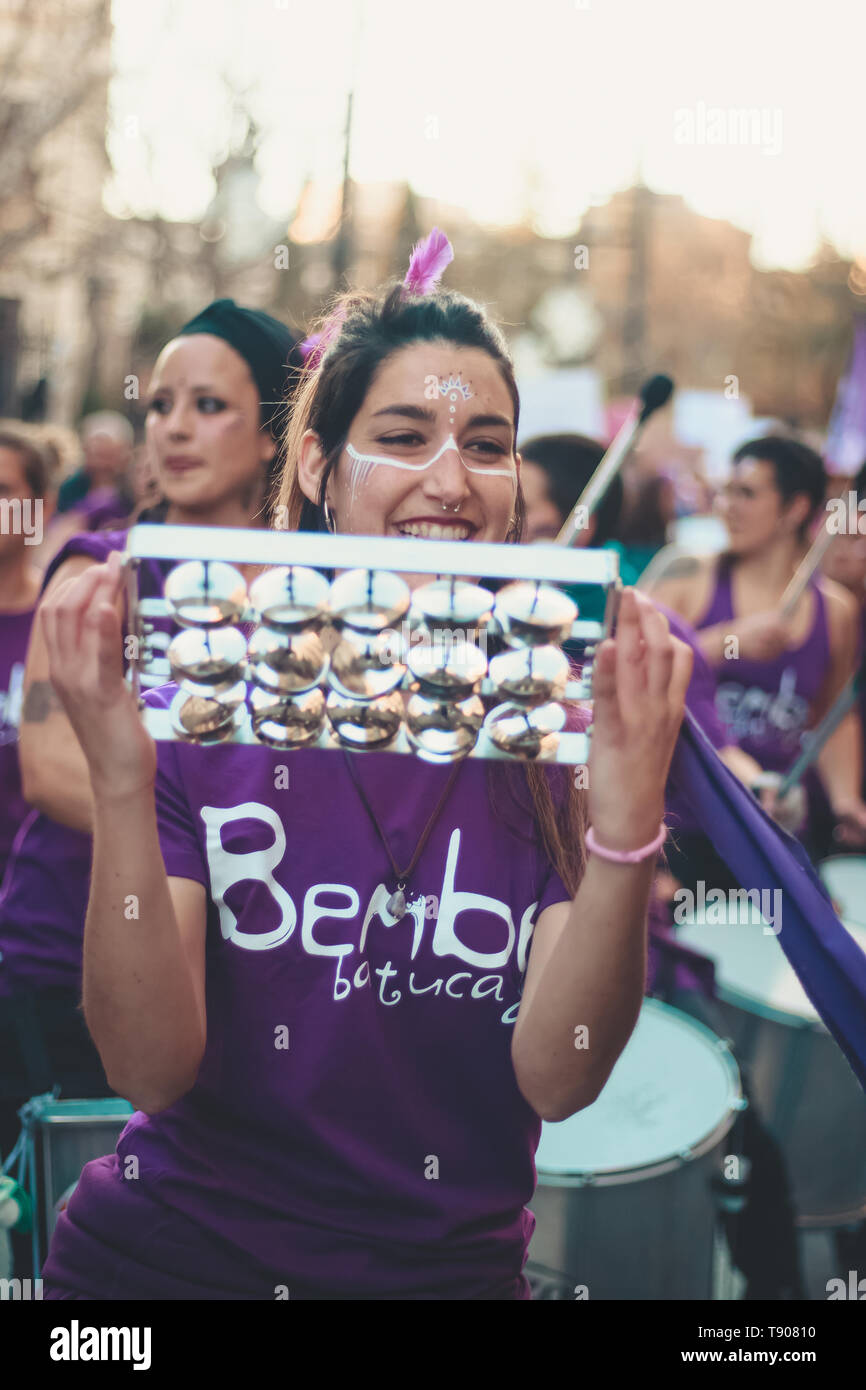 Granada, Spagna - 08 Marzo 2019: le donne, uomini e bambini insieme per celebrare la giornata internazionale della donna om una centrale avenue. Foto Stock