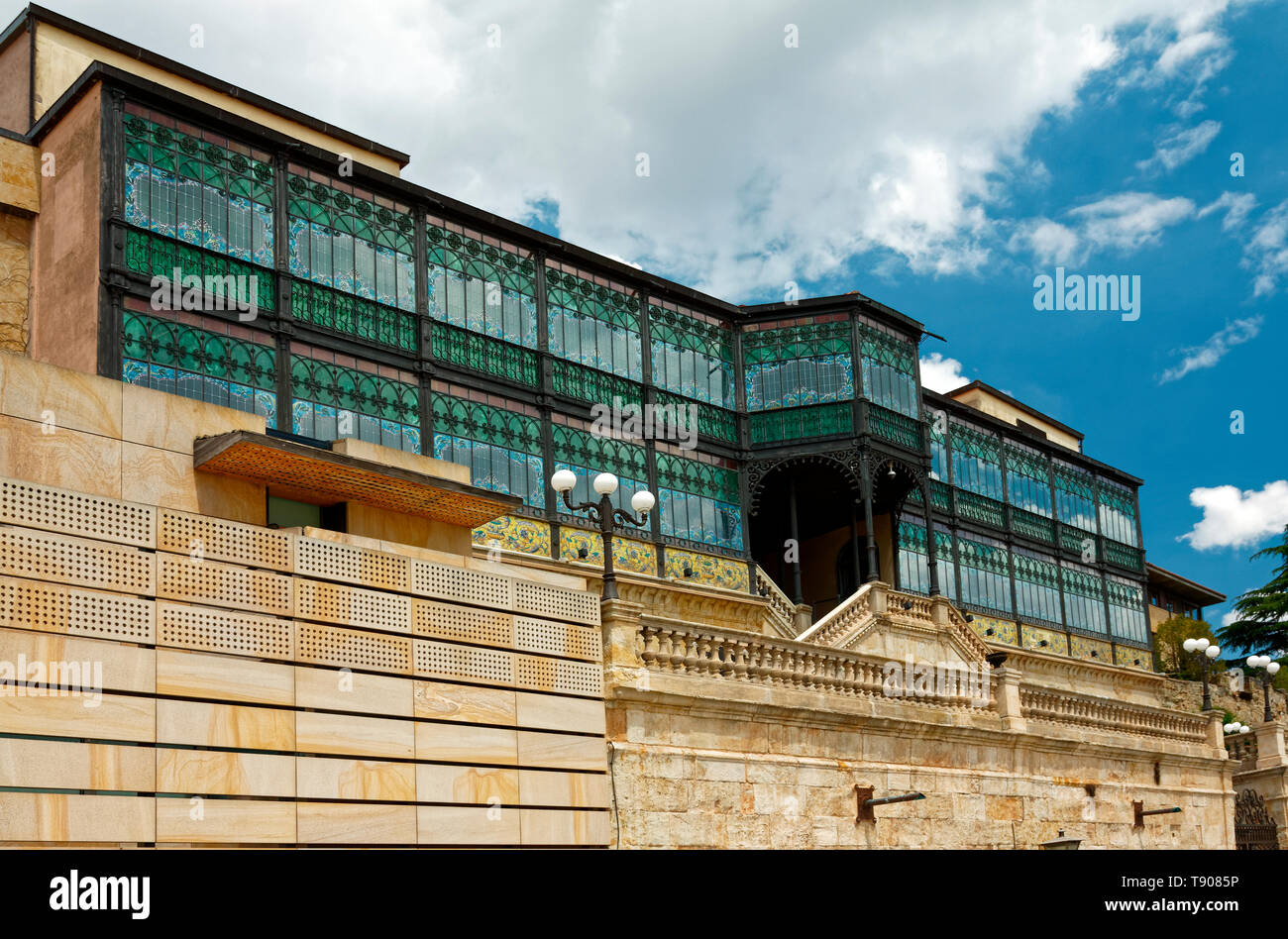 La Casa Lis; Museo di Art Nouveau e Art Deco; intricato le finestre di vetro macchiate; scena cittadina; antico edificio; la facciata sud, Europa; Salamanca; Spagna; la molla Foto Stock