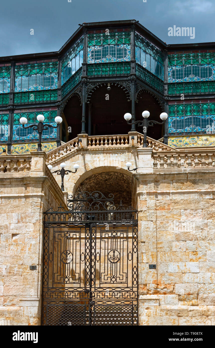 La Casa Lis, Museo di Art Nouveau e Art Deco, intricate le finestre di vetro macchiate, cancelli in ferro, vecchio edificio; la facciata sud; Europa; Salamanca; Spagna; la molla Foto Stock