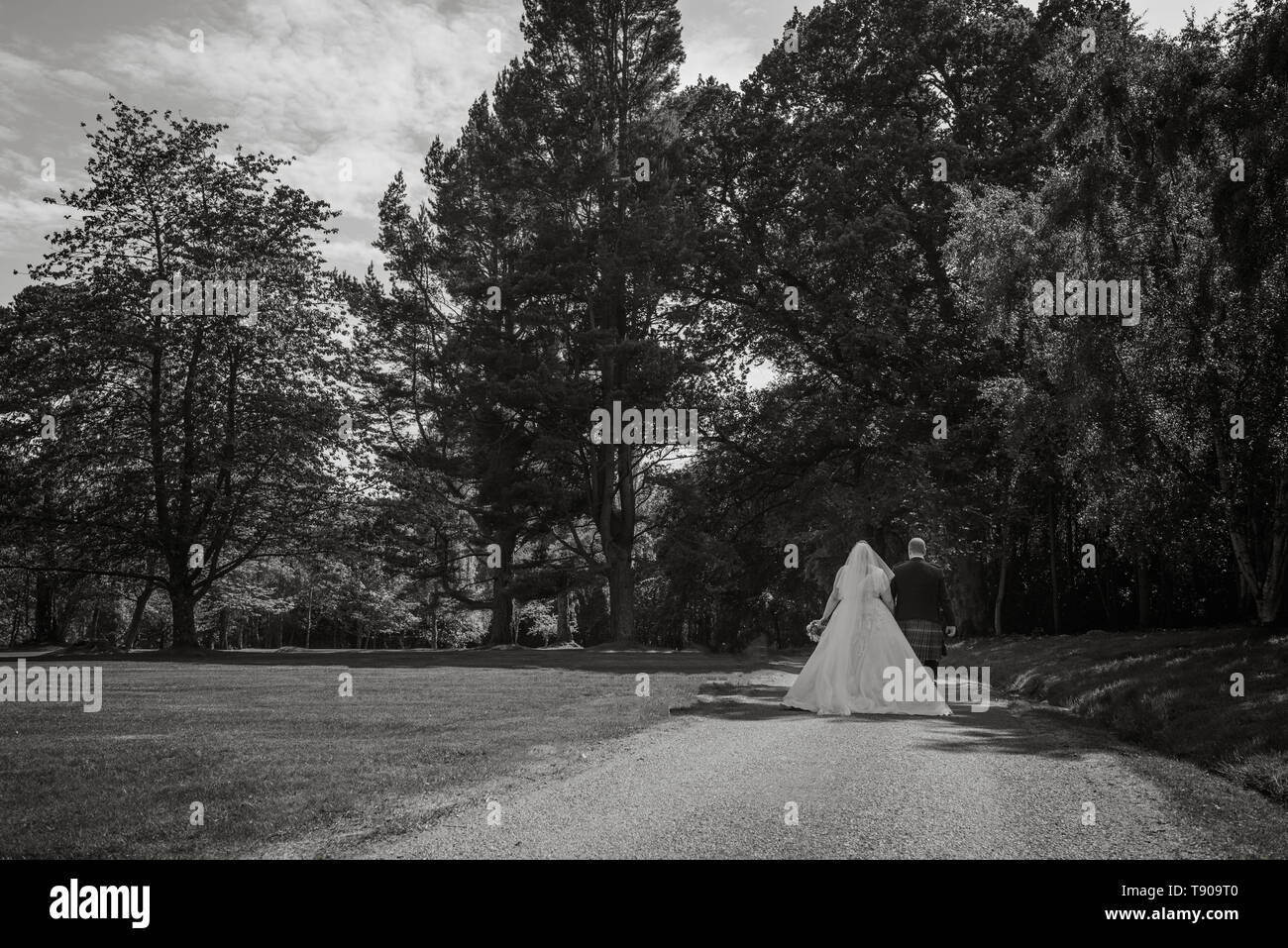 matrimonio giorno coppia a piedi Foto Stock