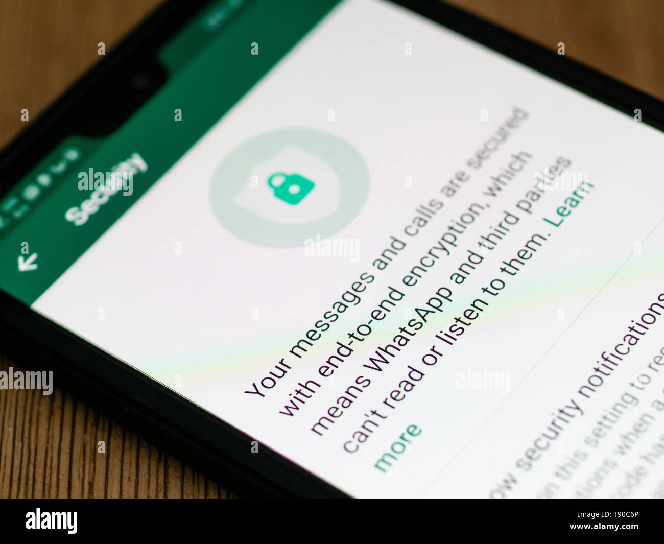 WhatsApp Messenger su uno Smartphone, WhatsApp consente agli utenti di crittografare le chiamate e i messaggi per la privacy. È di proprietà di Facebook e fondata nel 2009 Foto Stock
