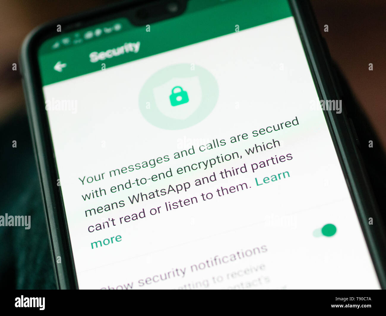 WhatsApp Messenger su uno Smartphone, WhatsApp consente agli utenti di crittografare le chiamate e i messaggi per la privacy. È di proprietà di Facebook e fondata nel 2009 Foto Stock