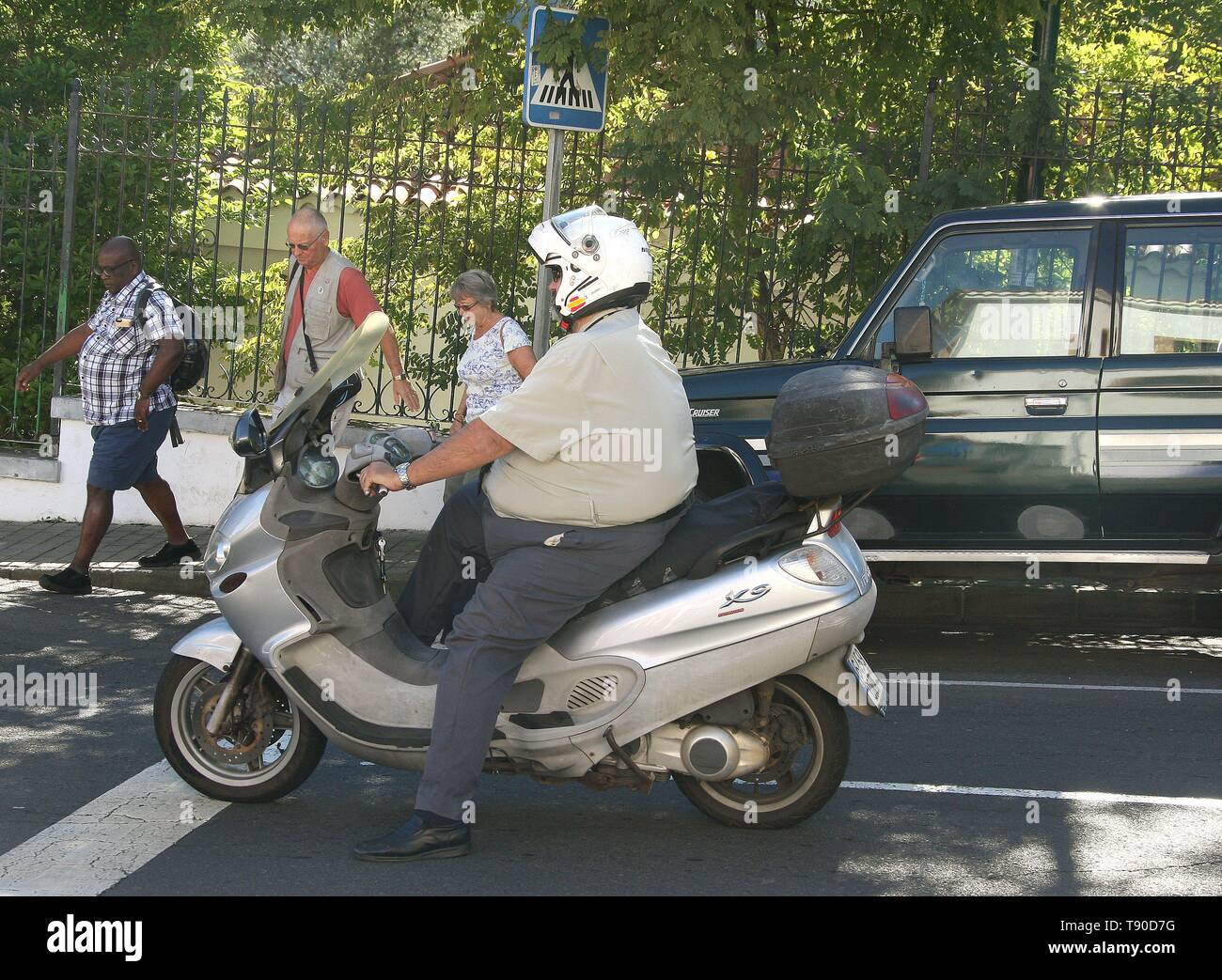 Scooter bike rider nella cittadina collinare di Teror nella provincia di Gran Caneria Las Palmas nelle isole Canarie, Spagna, Europa 2018 Foto Stock