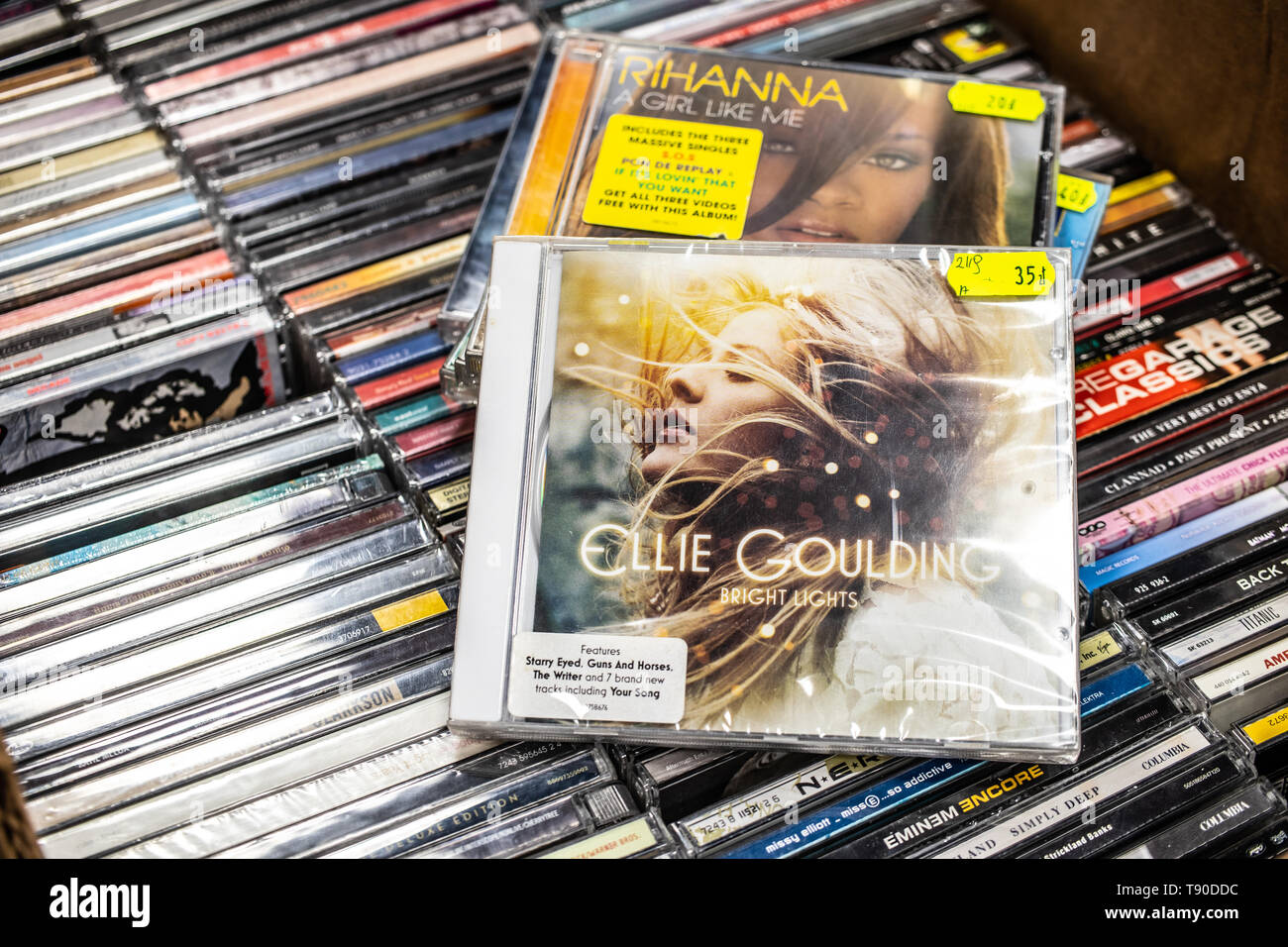 Nadarzyn, Polonia, 11 Maggio 2019: Ellie Goulding CD album luci brillanti 2010 sul display per la vendita, la famosa cantante inglese e cantautore, collezione di CD Foto Stock