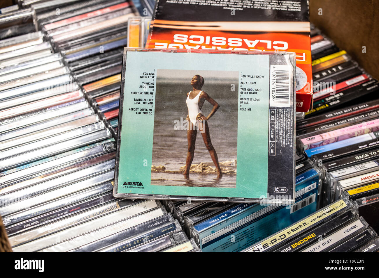 Nadarzyn, Polonia, 11 Maggio 2019: Whitney Houston 1985 CD album sul display per la vendita, famoso R&B e pop cantante ed attrice, collezione di CD Foto Stock