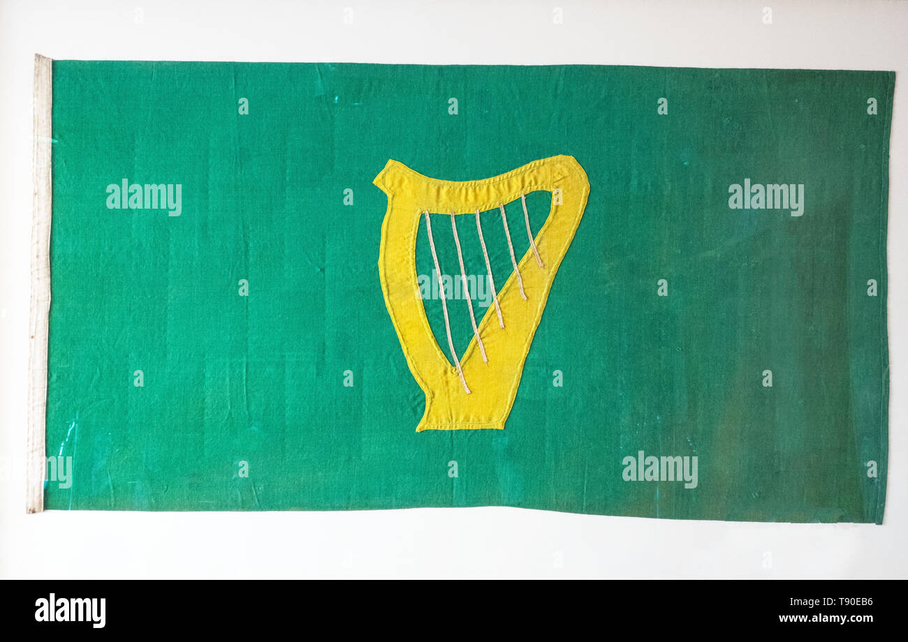 Dublino, Irlanda - 10 March, 2019. Verde bandiera irlandese con il simbolo giallo arpa. Un Leinster flag utilizzando lo stato arpa Foto Stock