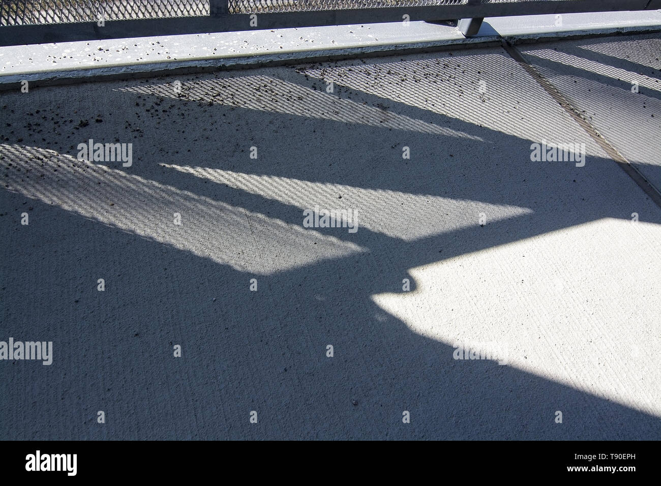 Vuoto strada asfaltata con il chiaro e lo scuro i campi riassunto a Stoccolma, Svezia. Foto Stock