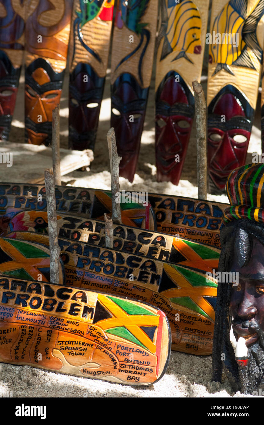 Il giamaicano mestieri di legno per la vendita, Giamaica nessun problema segno e maschere in legno Foto Stock