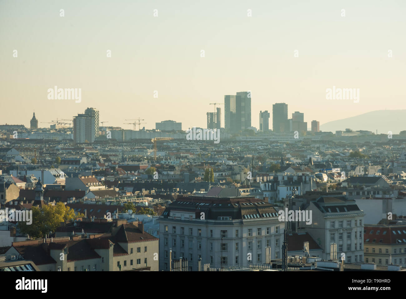 Wien, Stadtpanorama von der TU am Getreidemarkt, am Horizont die Hochhäuser am Wienerberg Foto Stock