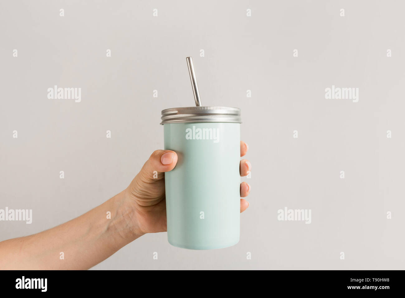Blu riutilizzabili jar con metallo cannuccia per bibite estive. Uso individuale. Salvare il pianeta. Rifiuti Zero concetto. Libero di plastica. Foto Stock