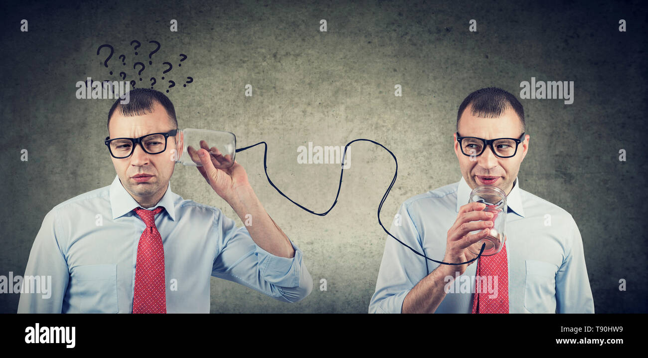 Pieno di dubbi imprenditore con qirstions ascolto self voce interna Foto Stock