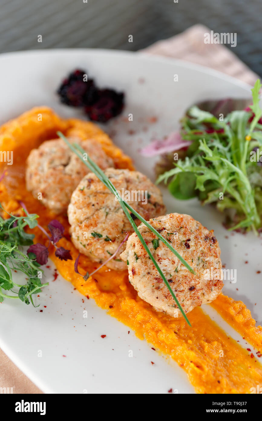 Carne bianca patty torte con purea di zucca Foto Stock