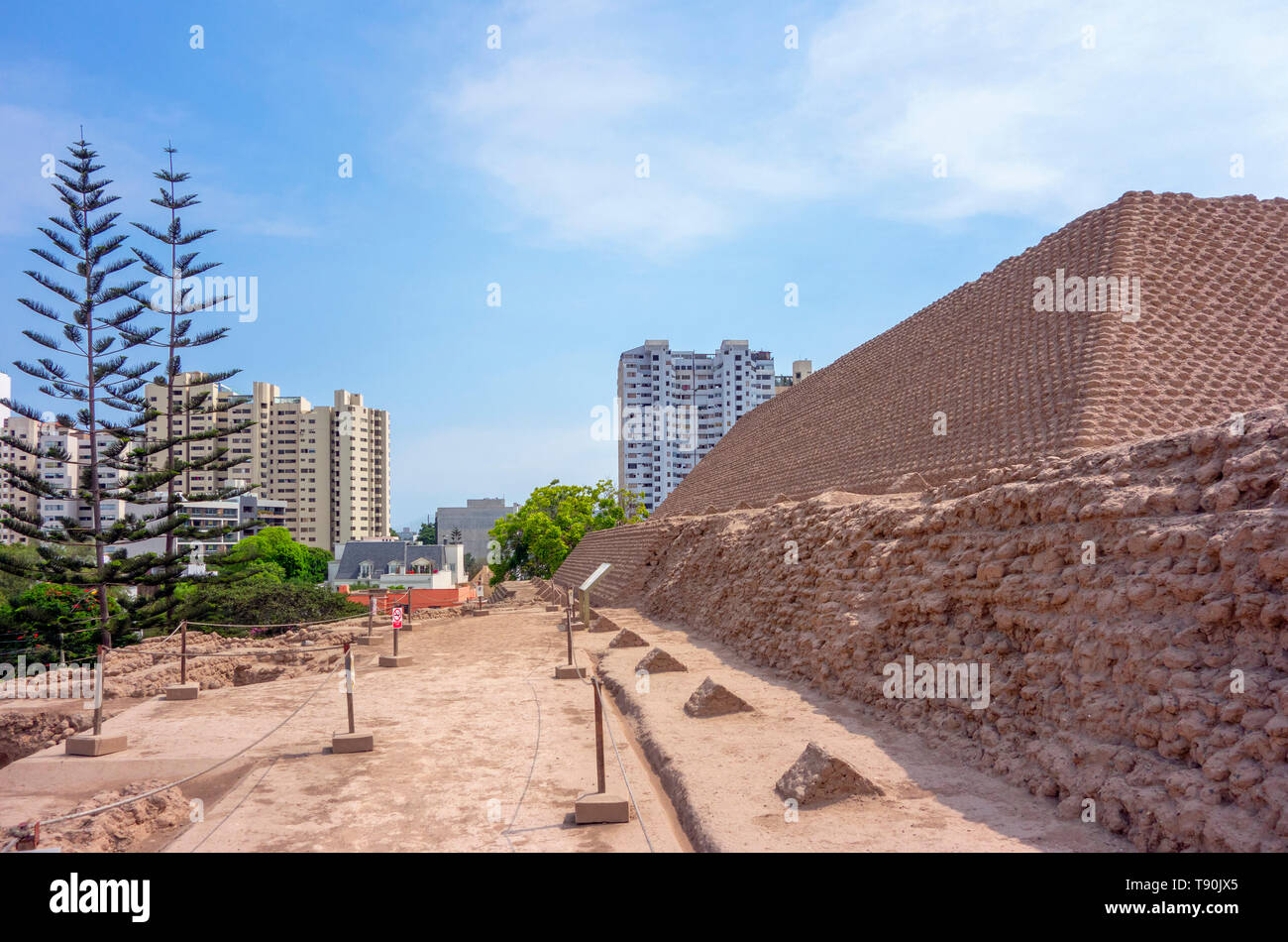 Huaca Huallamarca, una piramide di adobe che risale circa al 200 500 annunci, San Isidro neighborhood, Lima, Perù, Sud America Foto Stock