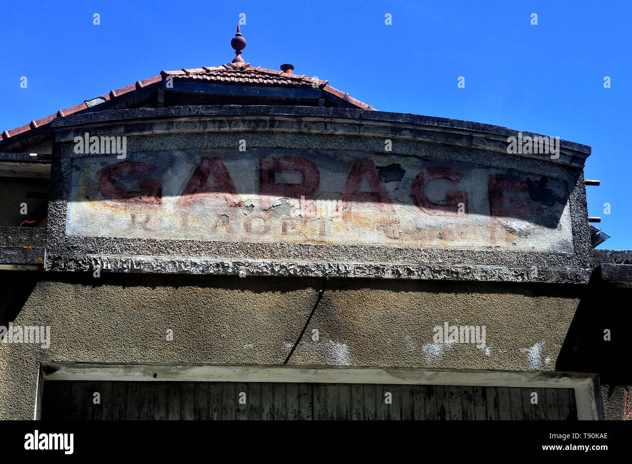 Parte anteriore di un vecchio garage meccanica abbandonata nelle zone rurali Foto Stock