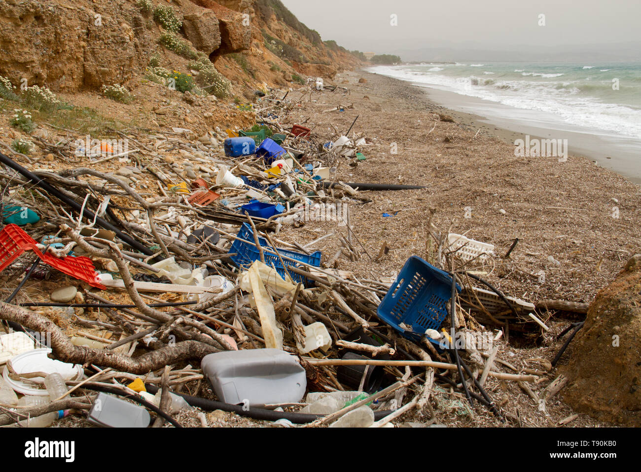 Zuppa di plastica; un sacco di immondizia di plastica si è incagliata sulla spiaggia di Creta Foto Stock