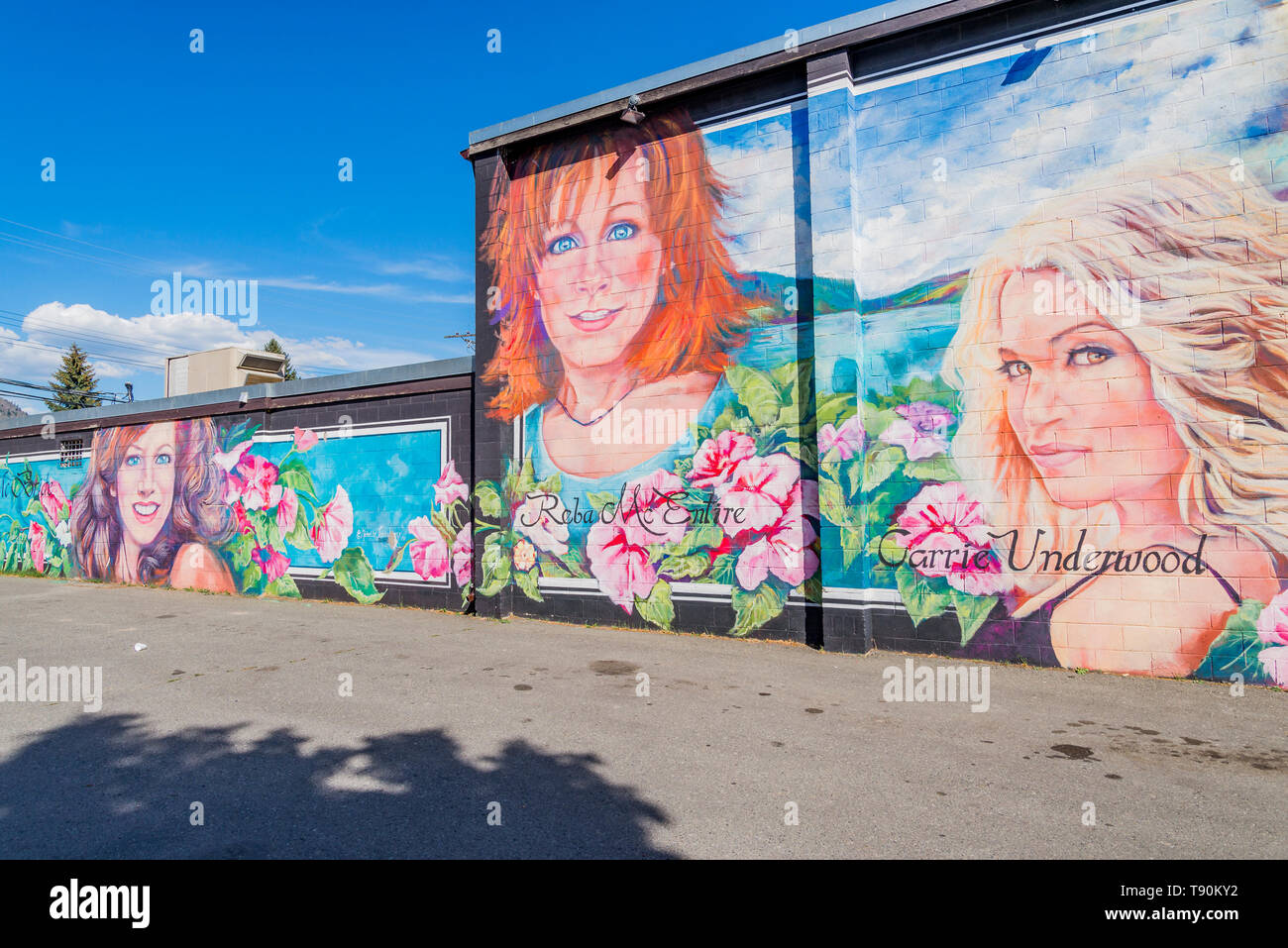 Reba Mcentire e Carrie Underwood sulla musica Country murale, Merritt, British Columbia, Canada Foto Stock